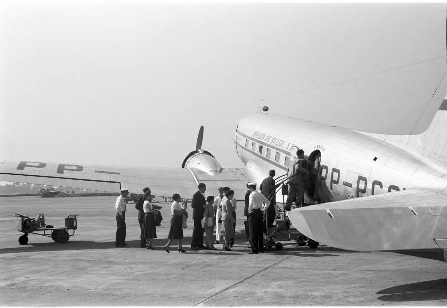 DC-3 da Panair, em 1953, no Aeroporto de Congonhas: embarque dos passageiros na pista DC-3 da Panair, em 1953, no Aeroporto de Congonhas: embarque dos passageiros na pista