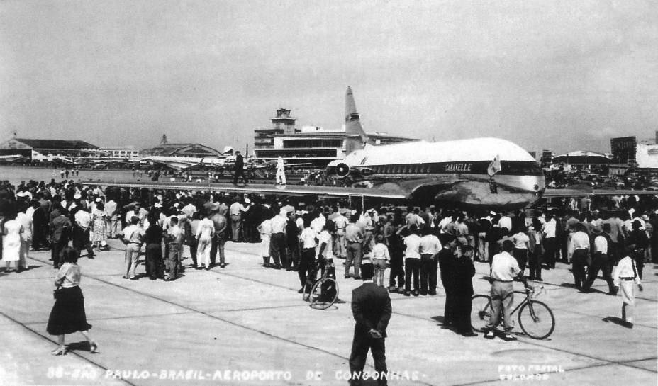 Aeronave a jato Caravelle, no Aeroporto de Congonhas: público observa o pouso