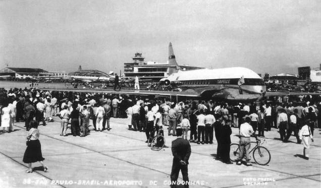 Aeronave a jato Caravelle, no Aeroporto de Congonhas: público observa o pouso Aeronave a jato Caravelle, no Aeroporto de Congonhas: público observa o pouso