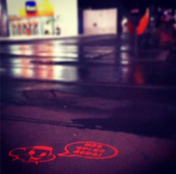 Grupo picha Cascão em calçadas para alertar sobre desperdício de água