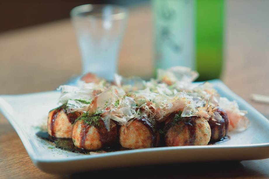 Os bolinho de polvo oferecidos no Izakaya Issa