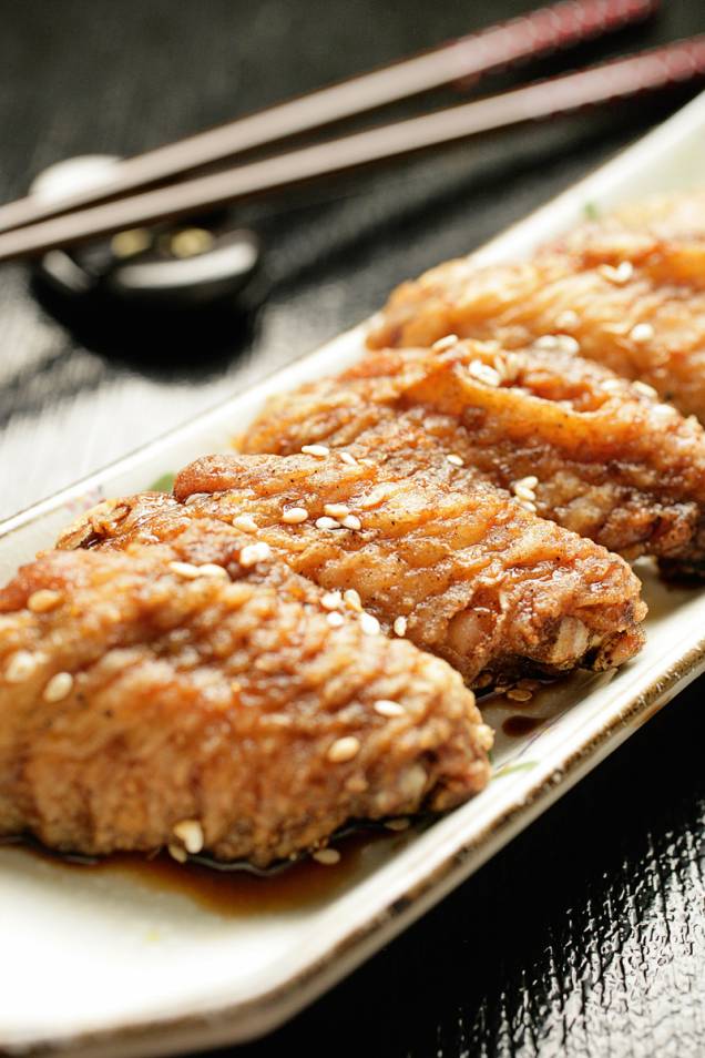 Asinhas de frango fritas em caldo adocicado do Izakaya Matsu Asinhas de frango fritas em caldo adocicado do Izakaya Matsu