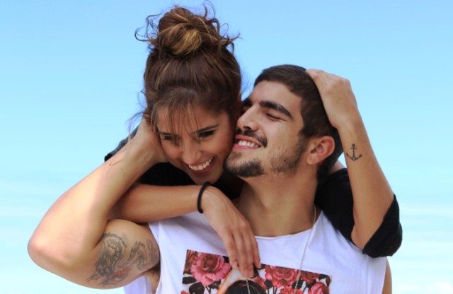 Travessia: os atores Caio Castro e Camilla Camargo