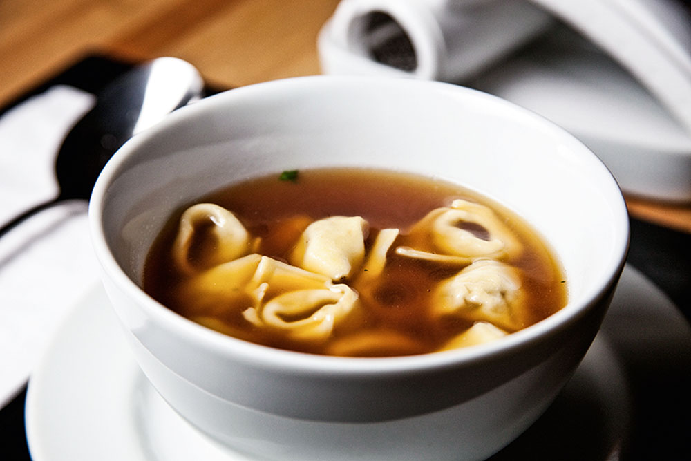 Sopas e caldos quentinhos para aquecer os dias frios