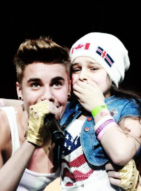 Justin Bieber chama garota russa ao palco, em show em Moscou, em 2013