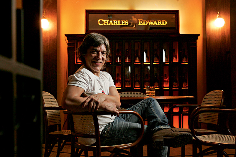 Misto de bar e casa noturna Charles Edward muda de endereço