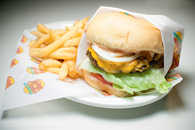 Lanchonetes para se esbaldar com hambúrguer, batata frita e milk-shake