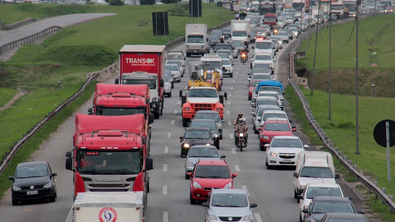 Veículos parados na Rodovia Castello Branco