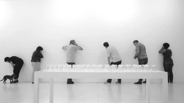 Sonoplastia, 2011, de Lenora de Barros, Brasil: instalação envolve o visitante em uma atmosfera de sonoridades variadas, com frases soltas Sonoplastia, 2011, de Lenora de Barros, Brasil: instalação envolve o visitante em uma atmosfera de sonoridades variadas, com frases soltas