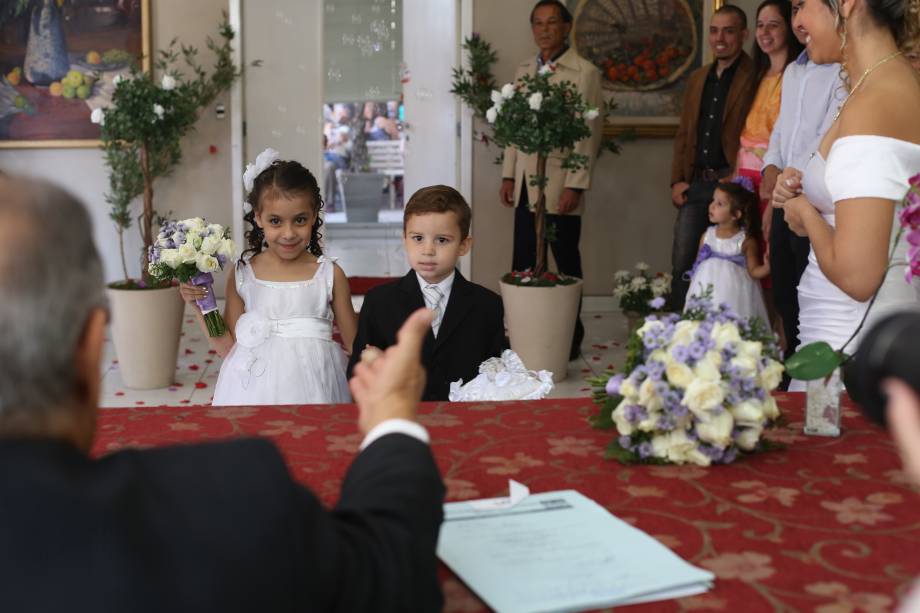 Assim como nos casamentos tradicionais, caso os noivos queiram, pode-se ter pajem, dama e até florista