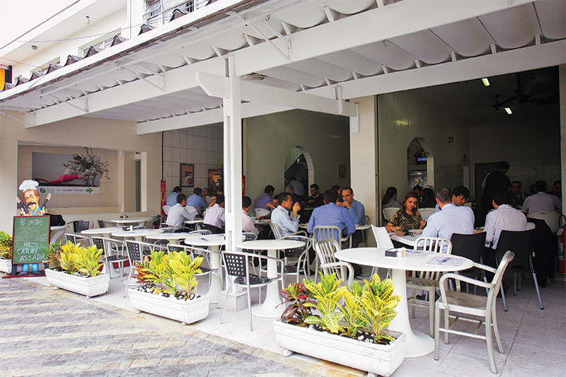 Sósia de Chuck Norris prepara 200 refeições por dia no Brooklin