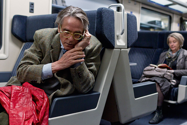 	Night-Train-To-Lisbon - Um professor de latim (Jeremy Irons), quemora na Suíça, encontra o livro de umautor português e decide ir a Lisboa paradescobrir a identidade do escritor. A direçãoé de Bille August (A Casa dos Espíritos).