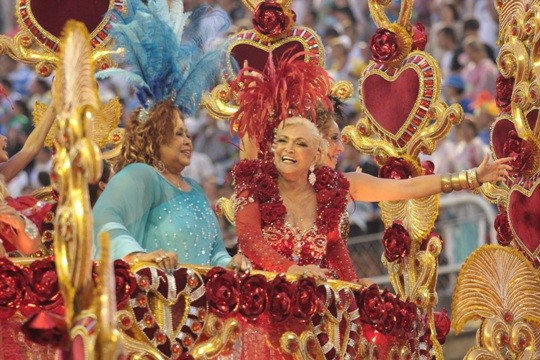 Alcione e Hebe Camargo no carro alegórico homenageando o cantor Roberto Carlos, pela Beija-Flor, na Marquês do Sapucaí