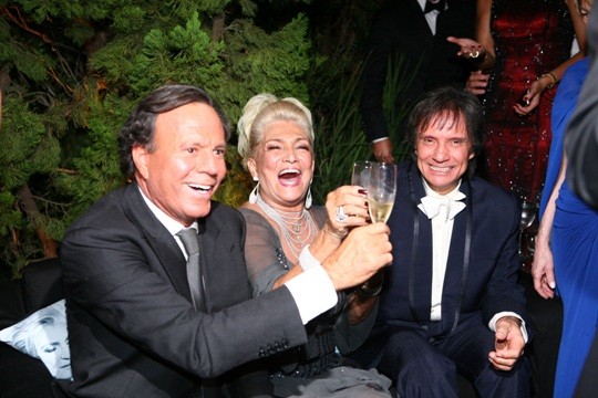 Hebe Camargo brindando com Julio Iglesias e Roberto Carlos, em sua festa de aniversário de 80 anos, comemorado na mansão da empresária e amiga Lucília Diniz, no Jardim Europa