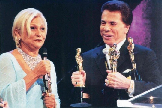 Hebe recebe o Troféu Imprensa das mãos de Silvio Santos