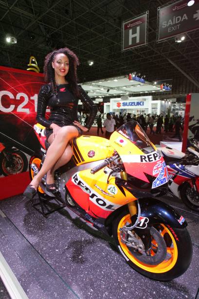 Modelos ficam nos estandes posando com as motos apresentadas no Salão Duas Rodas