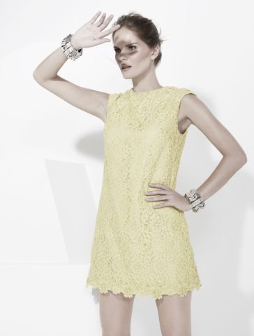 A renda ganha tons pastéis e flúor no verão. Vestido, R$ 2.980,00. Lu Monteiro, Avenida República do Líbano, 2157, Moema, tel.: 5051-6118, www.lumonteiro.com.br.