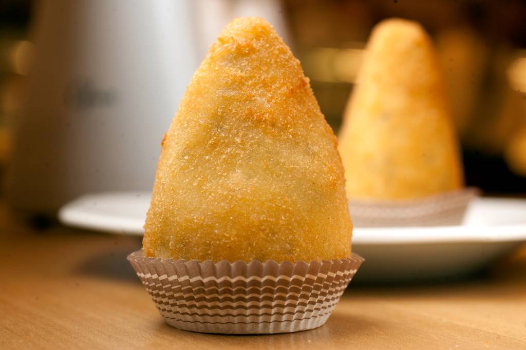 Ofner doa coxinhas a profissionais que trabalham no combate ao coronavírus