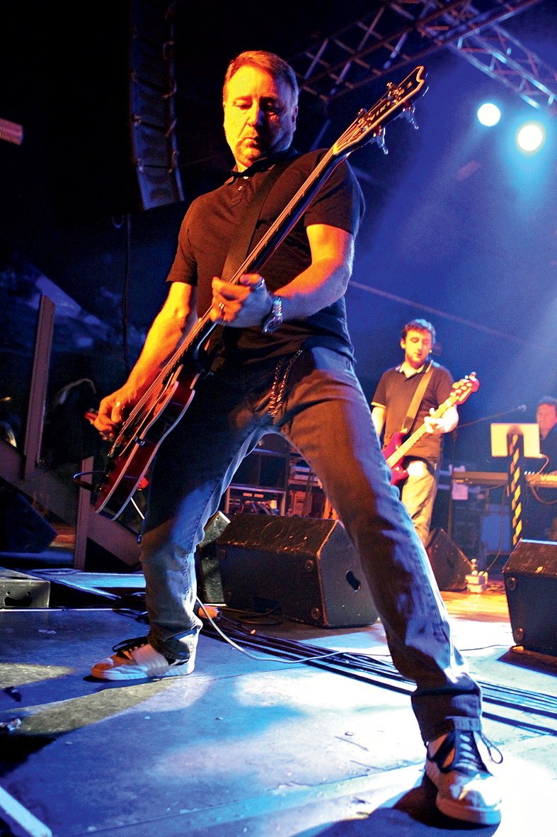 The B-52s e Peter Hook fazem apresentações para saudosistas