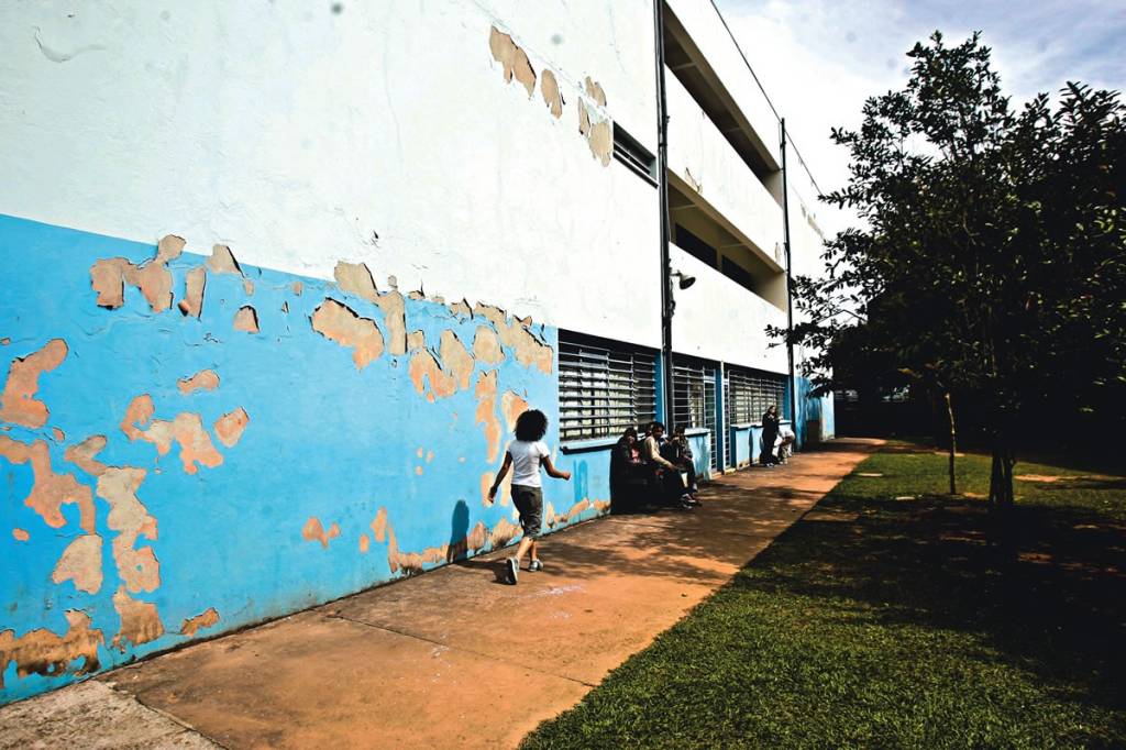 Como é a rotina da melhor e da pior escola pública da capital