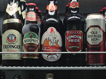 Partisans ocupa um salão abaixo do nível da calçada