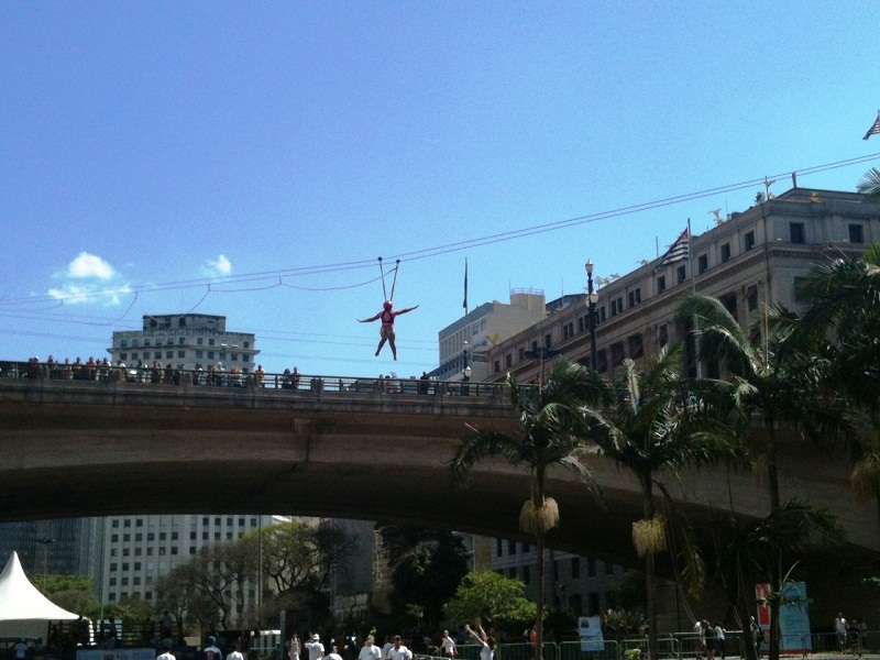 	Tirolesa em frente ao Shopping da Luz na Virada Esportiva: bela vista do centro de São Paulo