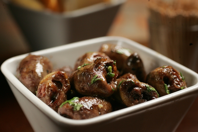A porção de macios coraçõezinhos de frango tem sabor de quero mais
