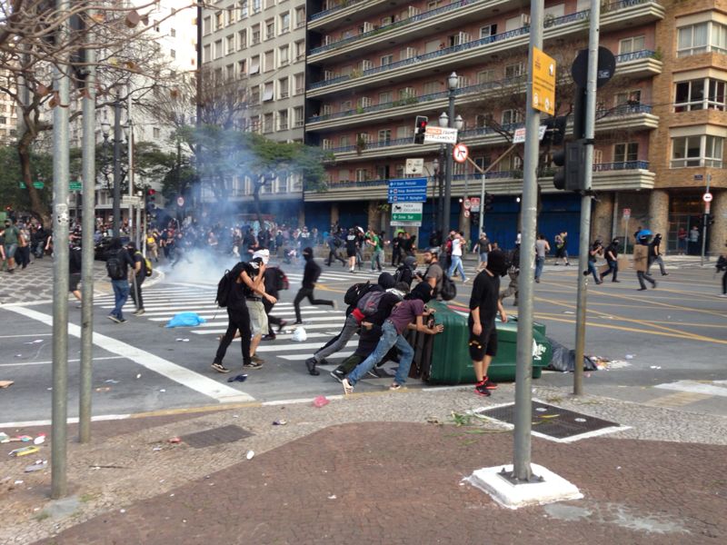 	Manifestantes montam barricada em confronto com policiais em frente à Câmara, neste sábado (7)