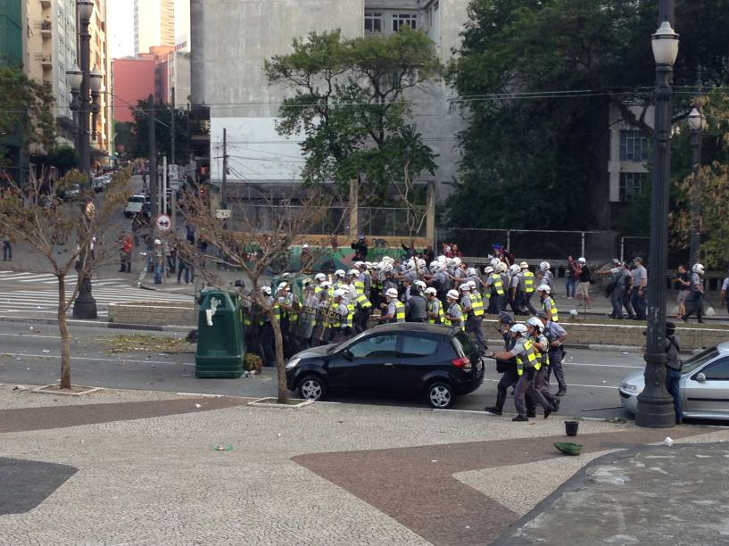 Policiais atiravam bombas de gás e davam tiros com balas de borracha contra manifestantes em confronto na Câmara