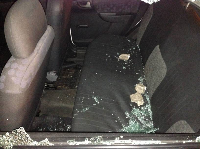 Carro da GCM após ataque de manifestantes