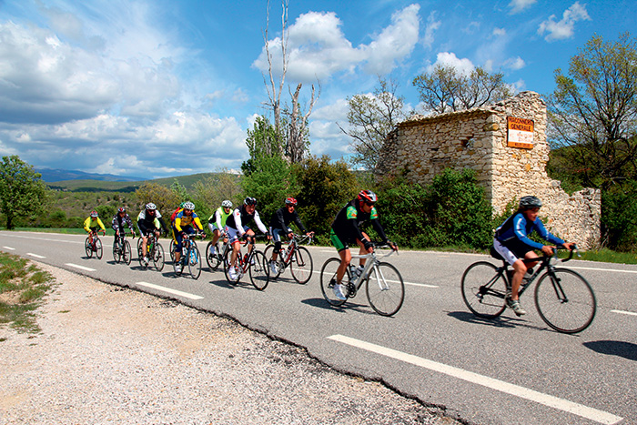 grupos de ciclistas provence à viva força