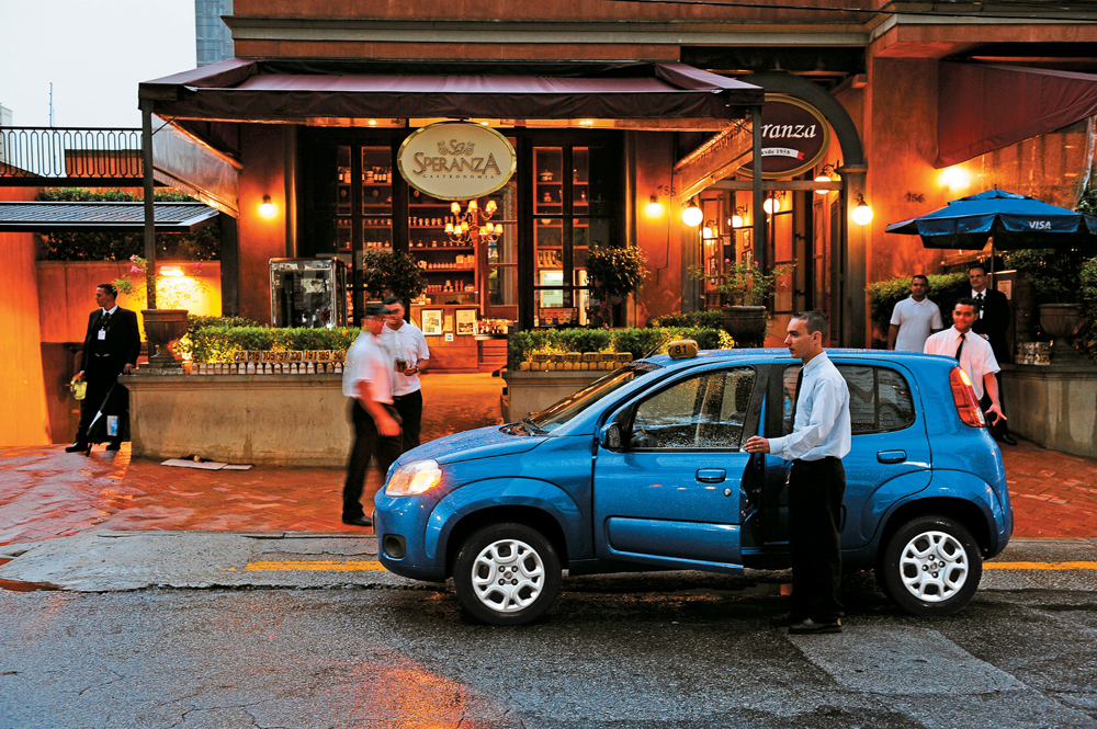 Restaurantes em que a água ou o estacionamento são gratuitos