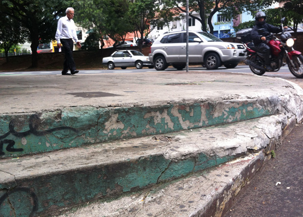 Rua Vergueiro, na altura do número 1903: degraus altos em uma esquina