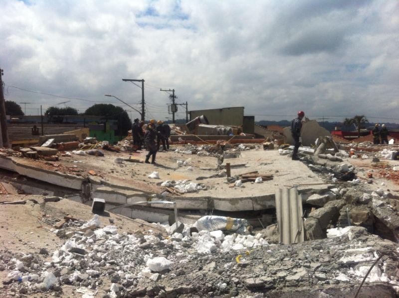 Ainda há bastante restos de entulho na obra que desabou Ainda há bastante restos de entulho na obra que desabou