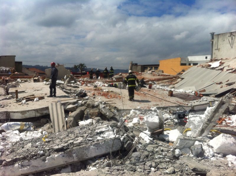 Oito corpos já foram retirados dos destroços Oito corpos já foram retirados dos destroços