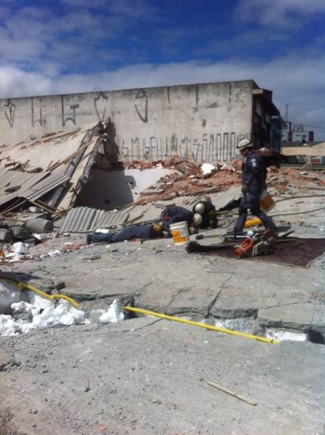Bombeiros insistem na busca de novas vítimas Bombeiros insistem na busca de novas vítimas
