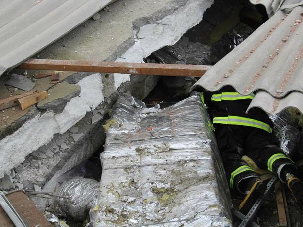 Bombeiros procuram vítimas sob os escombros Bombeiros procuram vítimas sob os escombros