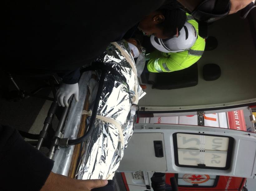 Bombeiros encaminham vítima para o hospital Bombeiros encaminham vítima para o hospital