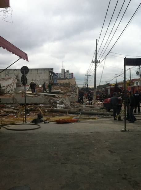 No local, cerca de 35 homens trabalhavam na construção do edifício No local, cerca de 35 homens trabalhavam na construção do edifício