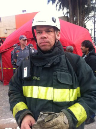 Com a ajuda de um aparelho celular, o capitão Márcio Carnevale resgatou o pedreiro Rubens Moreno Com a ajuda de um aparelho celular, o capitão Márcio Carnevale resgatou o pedreiro Rubens Moreno