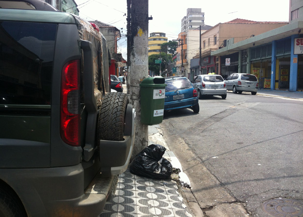 Rua Vergueiro, na altura do número 6612: estacionamento irregular invade a faixa livre para pedestres