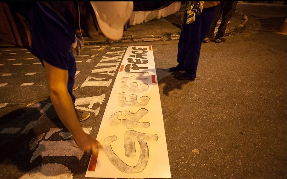 	 Grupo pinta na esquina da Rua José Oiticica Filho com a rua Ursulina D Ángelo, em Itaquera, na Zona Leste