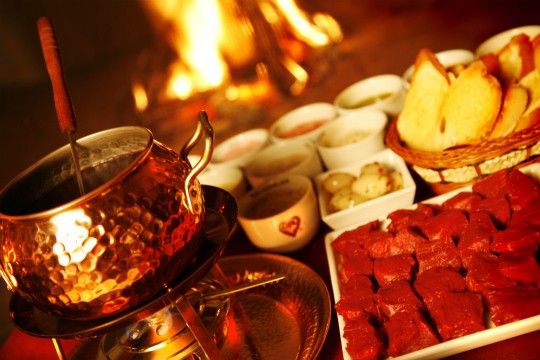 Restaurantes oferecem fondue na temporada de frio