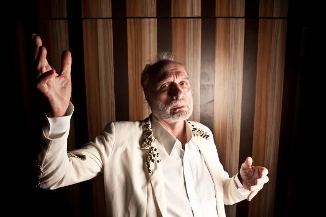Paulo César Pereio nos bastidores do espetáculo Krisis Paulo César Pereio nos bastidores do espetáculo Krisis