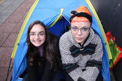 falas-still001.jpeg Fãs do Paramore acampados
