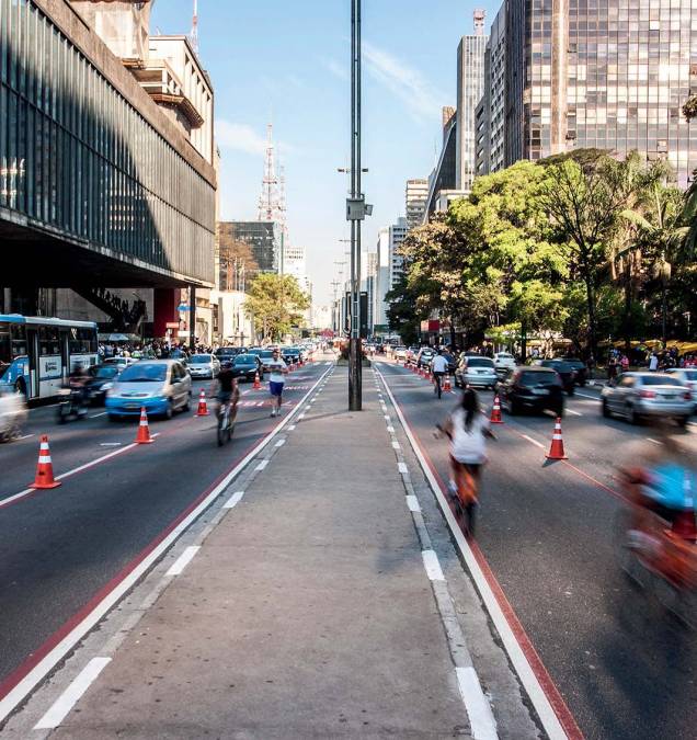 Cycling along Avenida Paulista: traffic-free lanes Cycling along Avenida Paulista: traffic-free lanes