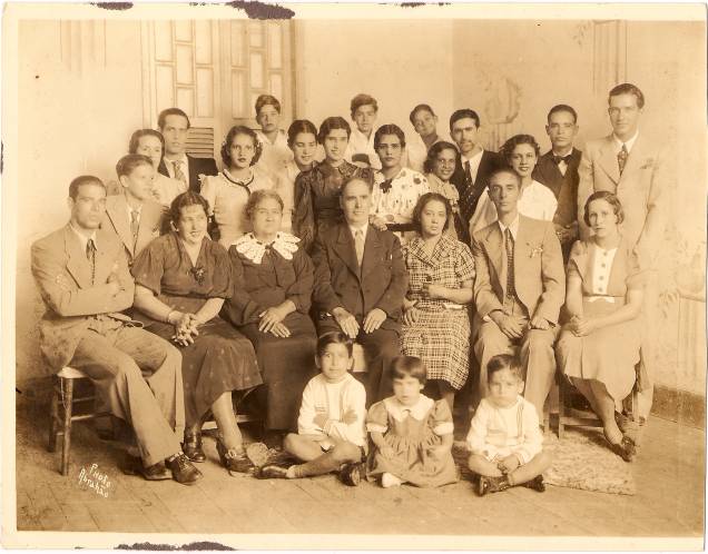A família Neves na década de 1930: ao centro, o patriarca Antonio, e logo atrás, Arethuzza, que deu nome ao circo-teatro do clã A família Neves na década de 1930: ao centro, o patriarca Antonio, e logo atrás, Arethuzza, que deu nome ao circo-teatro do clã
