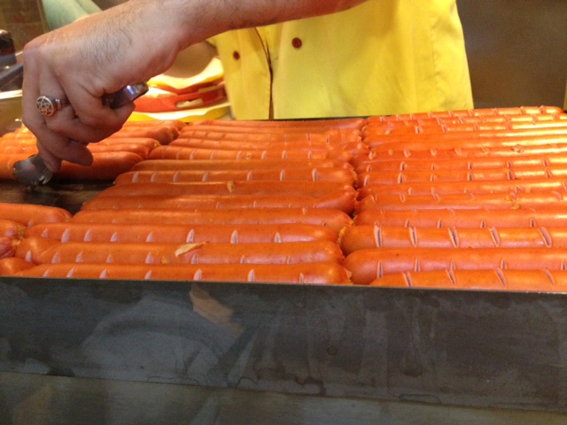 Vencedor de campeonato comeu nove cachorros-quentes em vinte minutos