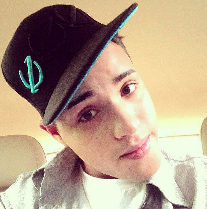 Fãs fazem passeata em homenagem a MC Daleste na Penha