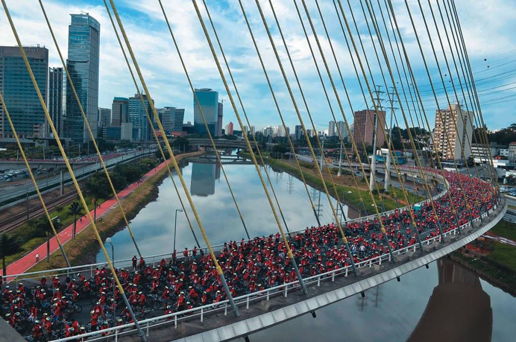 Elle Summer Preview leva modelos para a Ponte Estaiada